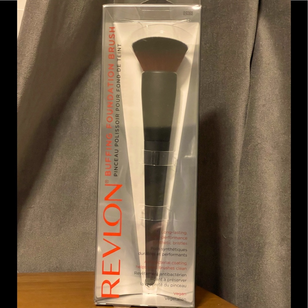 Revlon Buffing Foundation Brush NWT! 💄